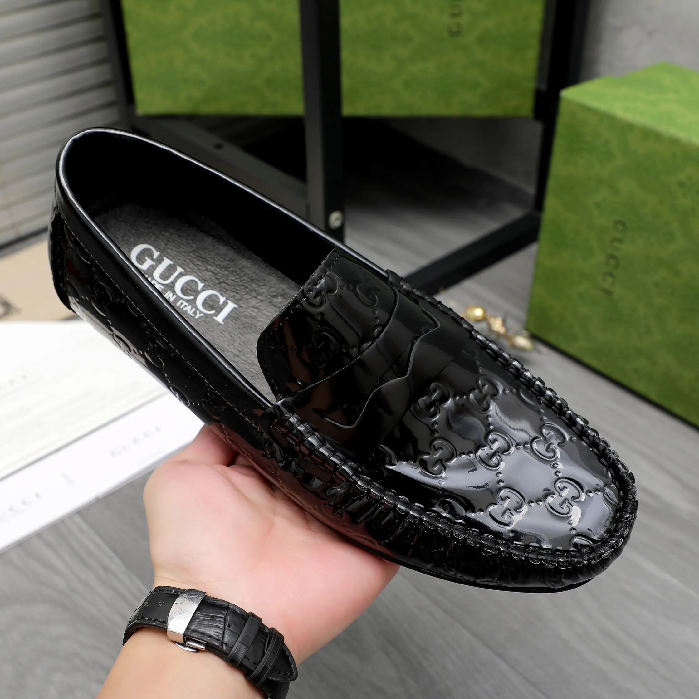 Men's shoes 💰380 Product trademark: GUCCI "Gucci" casual slip-on beanie shoes Regular size: 38-45 (45 is custom-made and non-returnable) Product materials: Selected lacquered embossed cowhide upper, pigskin lining, beanie outsole